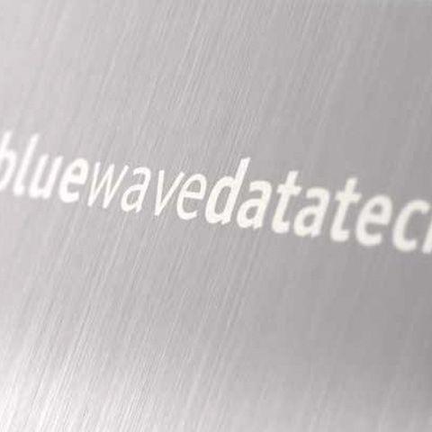 Firmenschild aus Metall mit Lasergravur als Druckveredelung